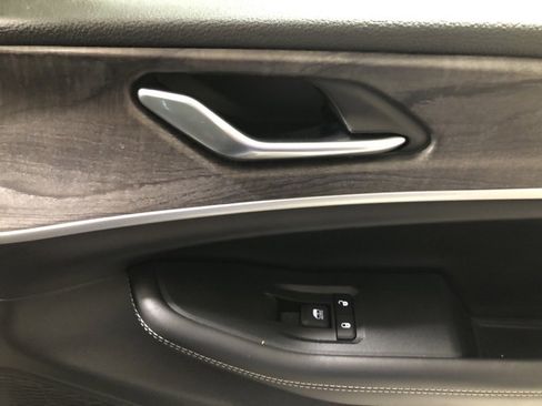 Used 2025 Jeep Grand Cherokee Limited image 15