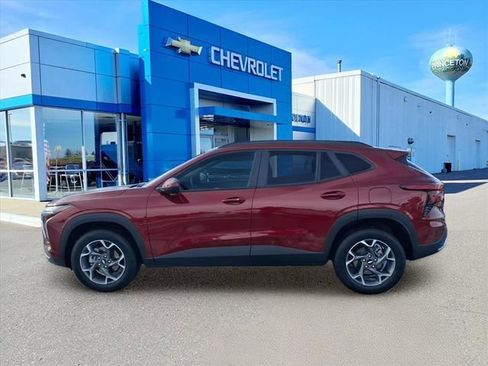 Used 2025 Chevrolet Trax LT w/ Driver Confidence Package image 7