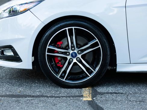 Used 2018 Ford Focus ST w/ Equipment Group 402A FWD image 12