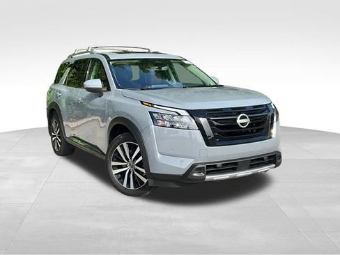 Certified 2025 Nissan Pathfinder Platinum w/ Black Appearance Package AWD/4WD image 1