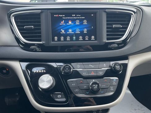 Used 2020 Chrysler Pacifica Touring w/ Cold Weather Group image 11