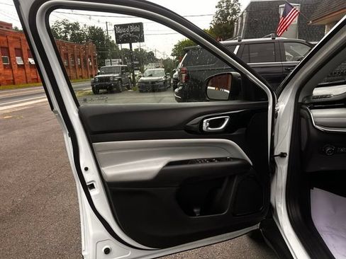 Used 2022 Jeep Compass Limited AWD/4WD image 11