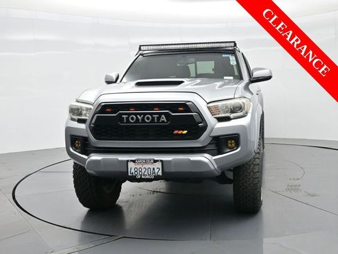 Used 2016 Toyota Tacoma TRD Sport image 3