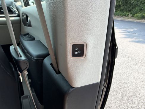 Used 2023 Chrysler Pacifica Touring-L FWD image 15
