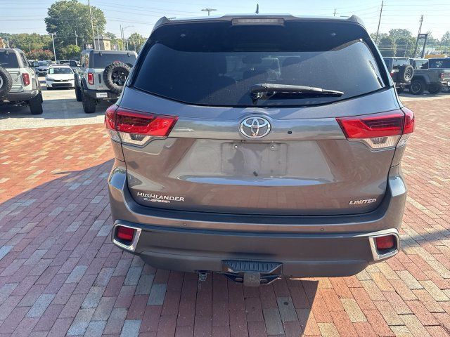 Used 2018 Toyota Highlander Limited Platinum FWD image 10