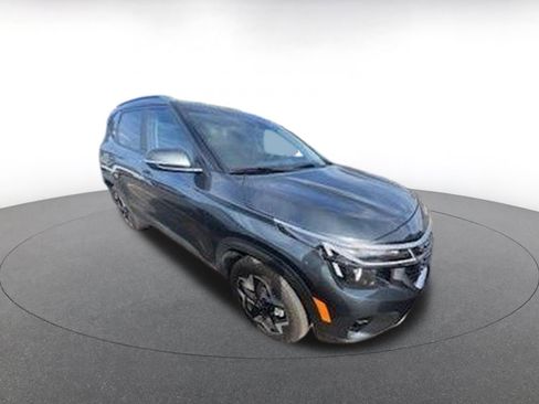 Used 2025 Kia Seltos S image 2