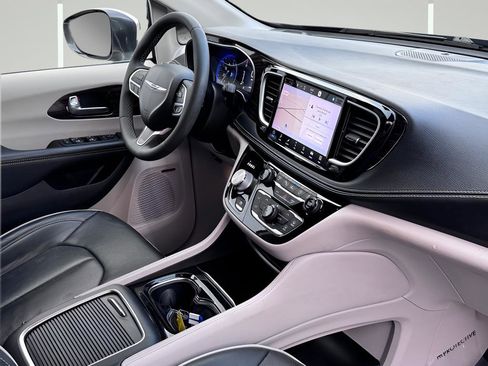 Used 2022 Chrysler Pacifica Limited image 6