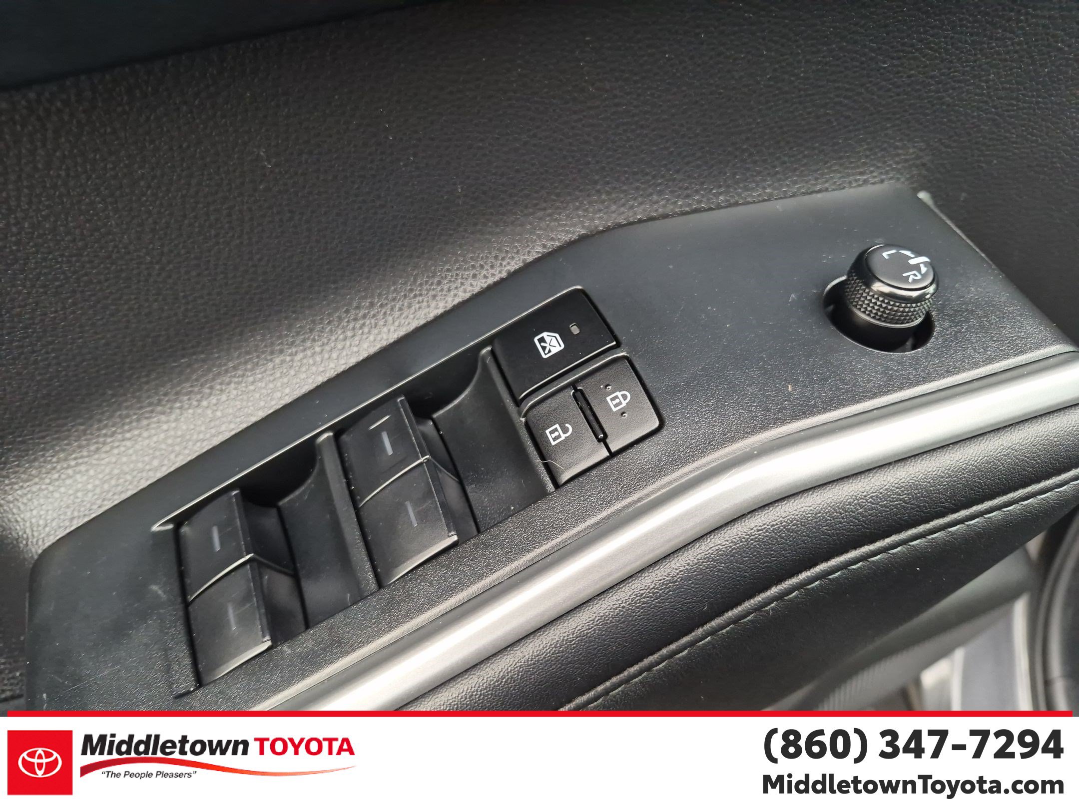 Used 2023 Toyota Highlander LE AWD/4WD image 12