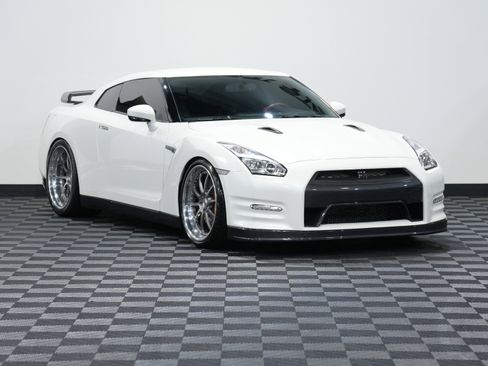 Used 2015 Nissan GT-R Black Edition image 5