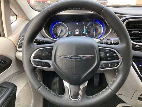 Used 2023 Chrysler Pacifica Touring-L FWD image 19
