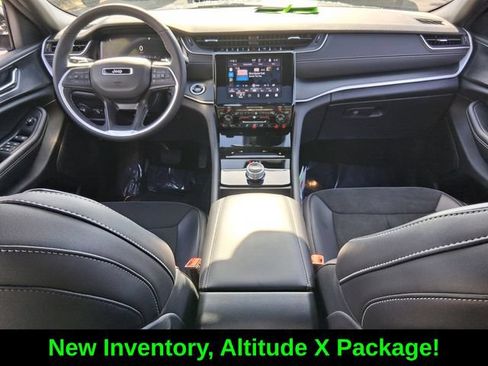Certified 2025 Jeep Grand Cherokee Altitude AWD/4WD image 13