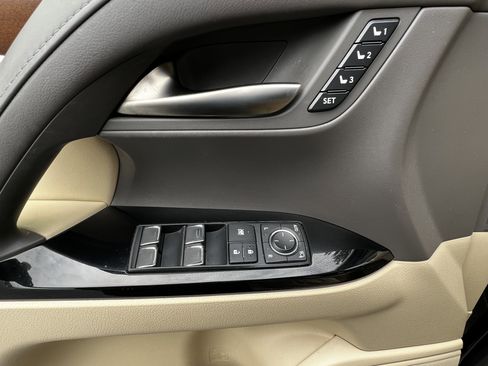 Used 2020 Lexus LX 570 4WD w/ Luxury Package image 14