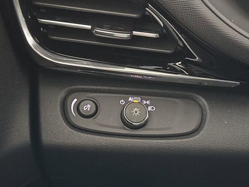 Used 2025 Buick Envista Sport Touring image 23