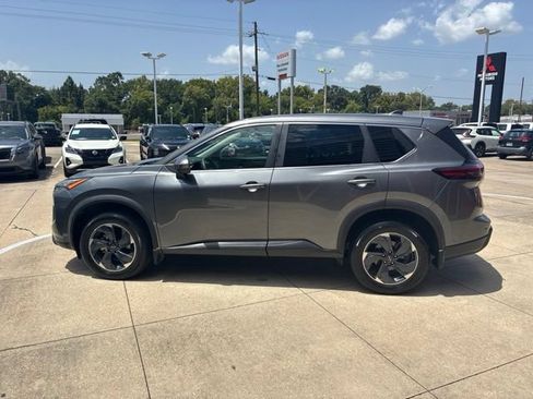Used 2024 Nissan Rogue SV FWD image 4