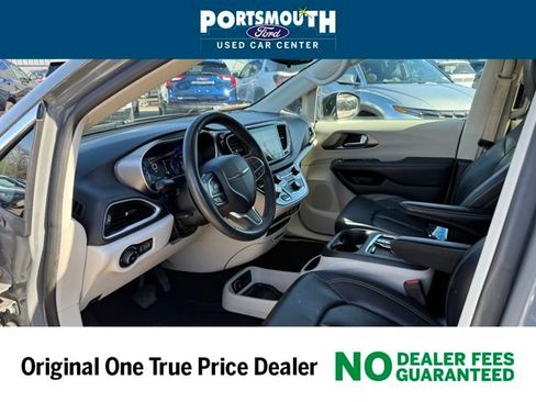 Used 2023 Chrysler Pacifica Touring-L image 4