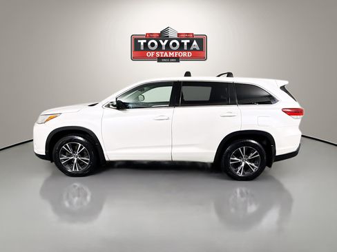 Used 2017 Toyota Highlander LE AWD/4WD image 4