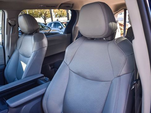 Used 2023 Toyota Sienna Limited image 28