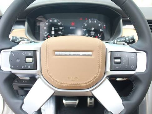 New 2025 Land Rover Discovery Metropolitan Edition image 17