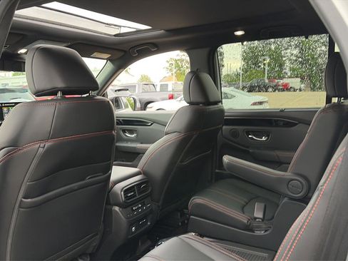 Used 2025 Honda Pilot TrailSport image 4