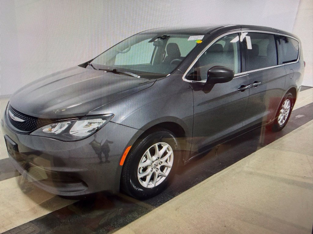 Used 2022 Chrysler Voyager LX FWD image 3