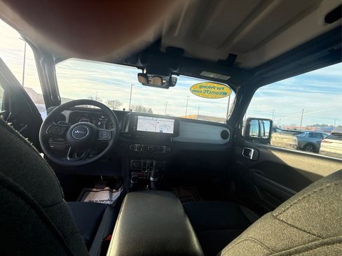 Used 2024 Jeep Gladiator Sport image 23