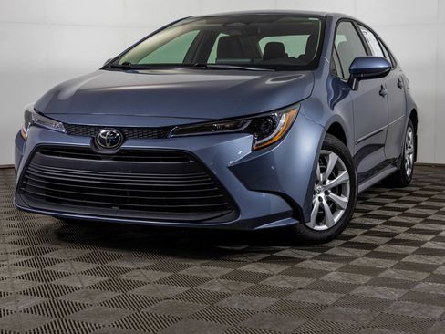 Used 2025 Toyota Corolla LE FWD image 2
