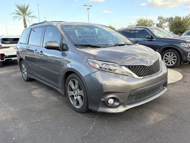 Used 2017 Toyota Sienna SE Premium FWD image 3