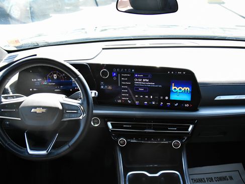 Used 2024 Chevrolet Traverse LT FWD image 46
