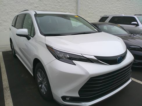 Used 2025 Toyota Sienna XLE image 2