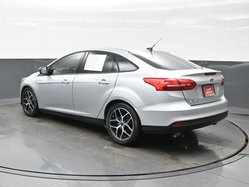 Used 2018 Ford Focus SE w/ SE Appearance Package FWD image 4