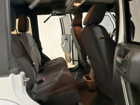 Used 2013 Jeep Wrangler Unlimited Sahara image 21