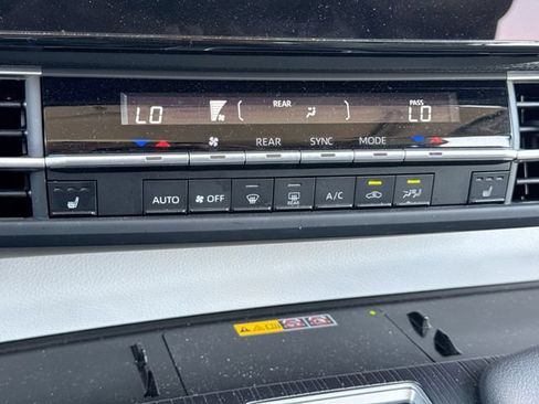 Used 2025 Toyota Sienna XLE AWD/4WD image 19