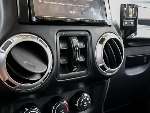 Used 2013 Jeep Wrangler Unlimited Rubicon w/ Connectivity Group AWD/4WD image 28