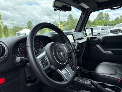 Used 2015 Jeep Wrangler Unlimited Rubicon AWD/4WD image 19