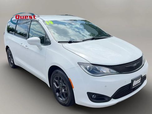 Used 2019 Chrysler Pacifica Touring Plus w/ Advanced Safetytec Group FWD image 1