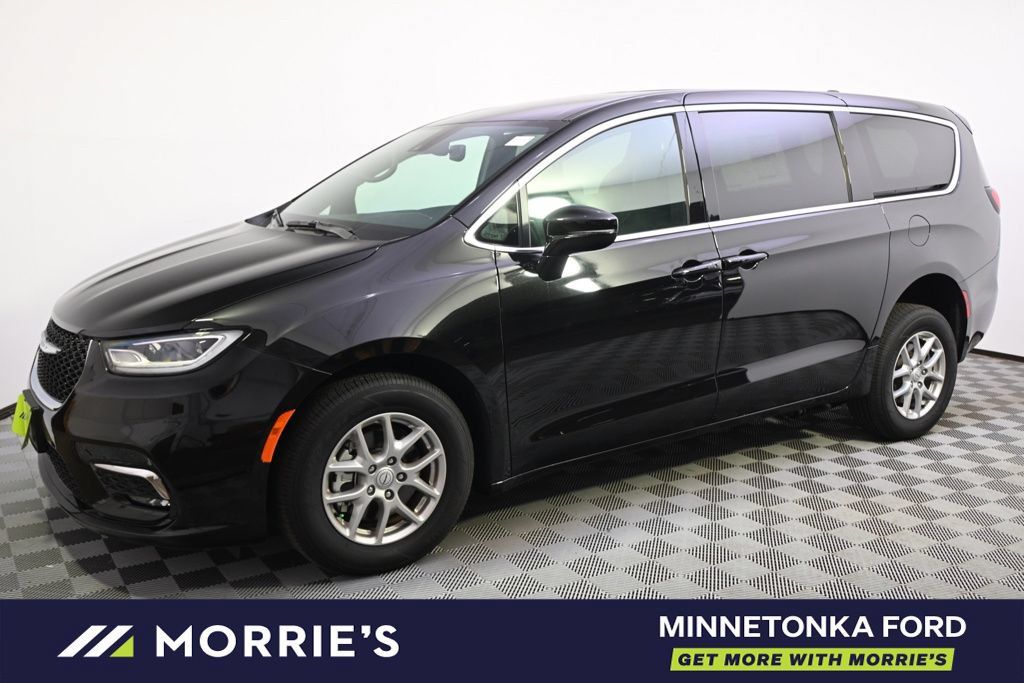 Used 2026 Chrysler Pacifica Select FWD image 3