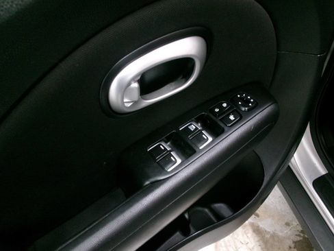 Used 2018 Kia Soul Base 4dr Crossover 6A image 19