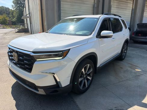 Used 2025 Honda Pilot Elite image 3