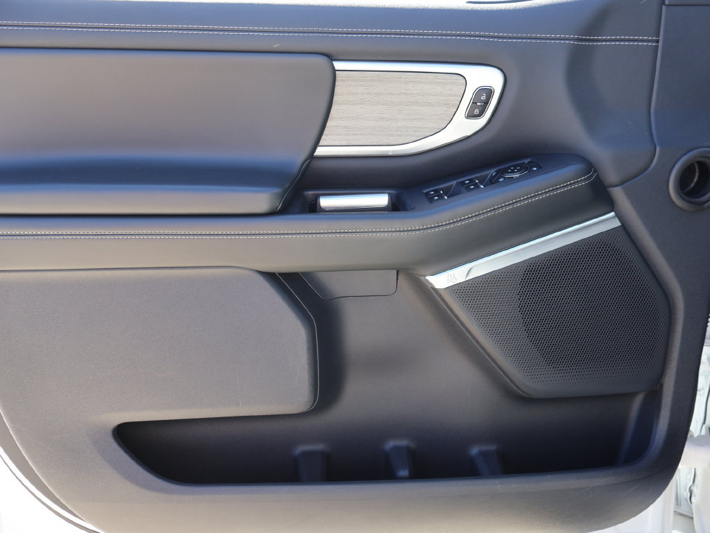 Used 2025 Ford Expedition Platinum AWD/4WD image 23
