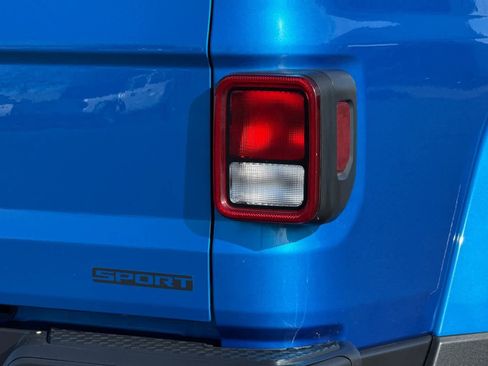 Used 2021 Jeep Gladiator Sport image 30