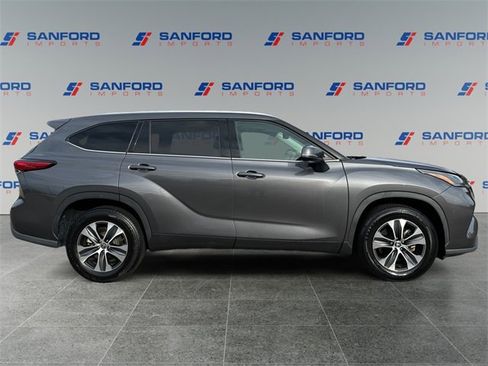 Used 2022 Toyota Highlander XLE image 6