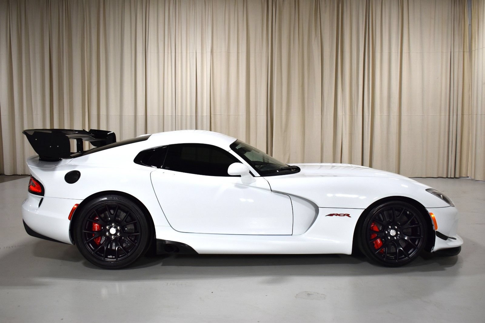 Used 2016 Dodge Viper ACR RWD image 3