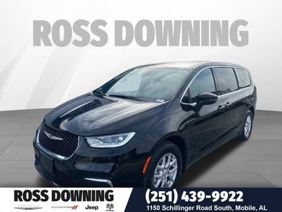 Used 2025 Chrysler Pacifica Select