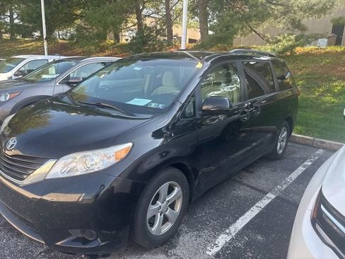 Used 2014 Toyota Sienna LE image 2