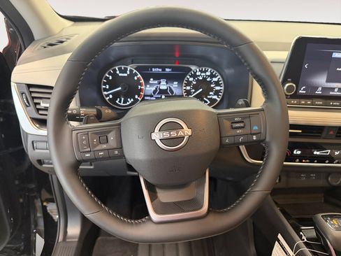 Used 2025 Nissan Rogue SV w/ SV Premium Package image 14