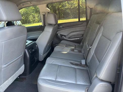 Used 2019 Chevrolet Suburban LT RWD image 10