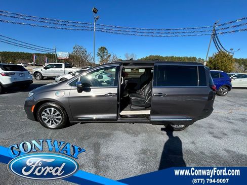 Used 2022 Chrysler Pacifica Limited w/ Uconnect Theater Family Group image 16