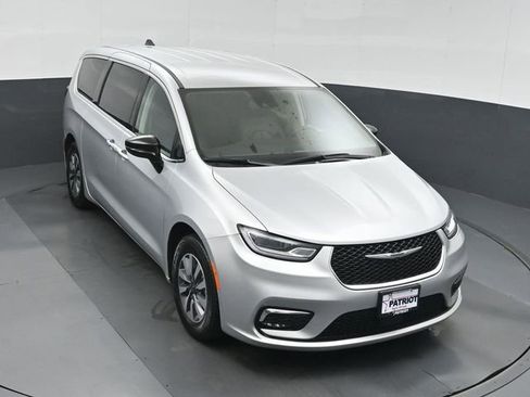 Used 2024 Chrysler Pacifica Limited FWD image 39