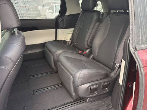Used 2024 Kia Carnival SX Prestige FWD image 11