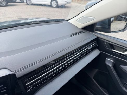 Used 2025 Volkswagen Jetta SE image 32